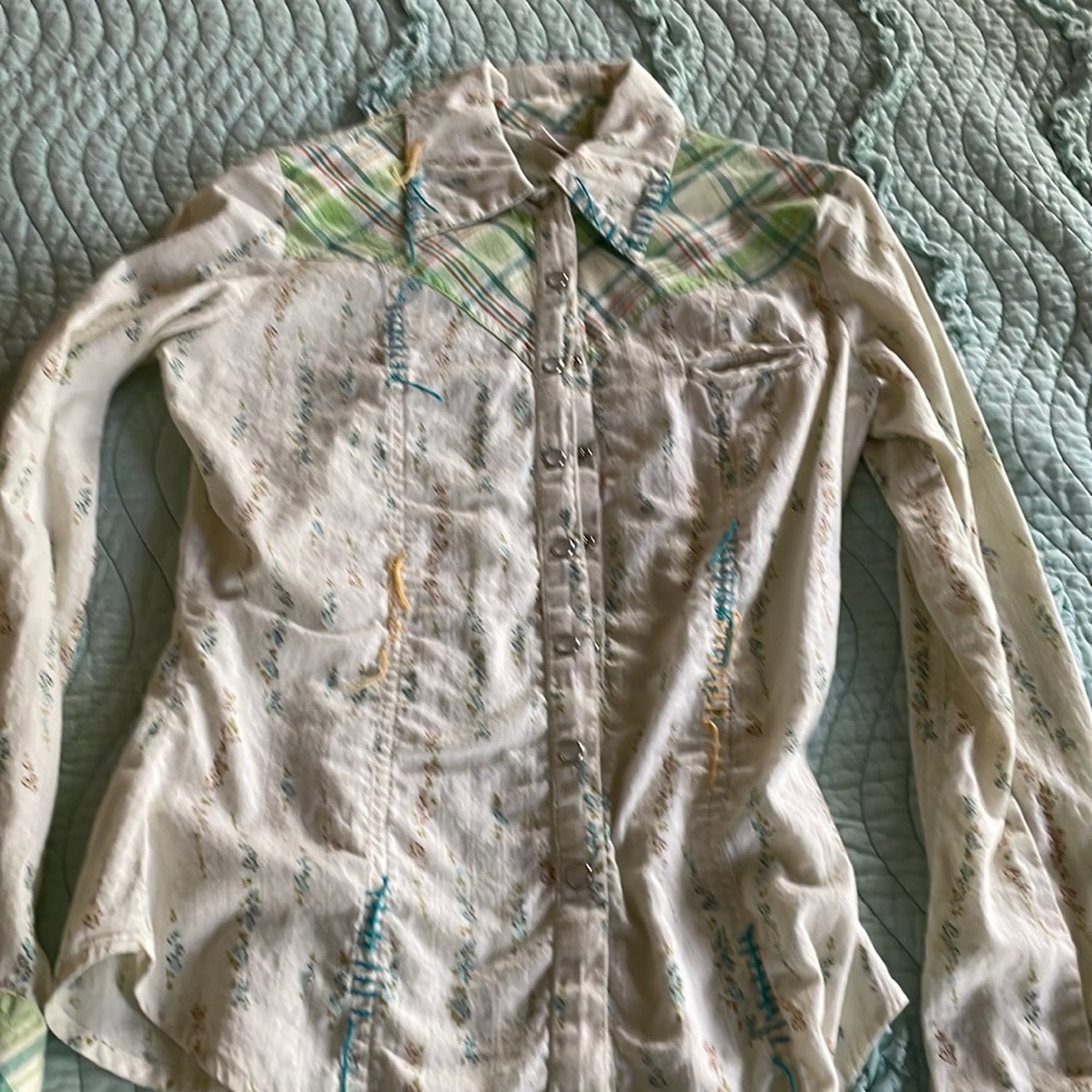 EUC Women’s Daytrip size SM multi colored pearl snap shirt.